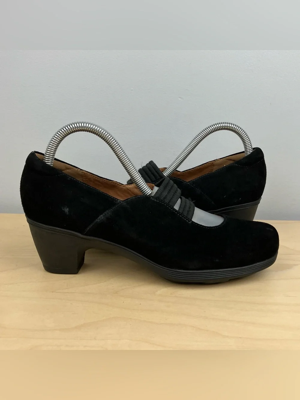 Clarks Artisan Women’s Size 8.5 M Black Suede Mary Jane Pumps Slip On
